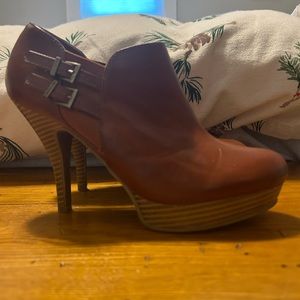 Women’s Ankle Boot with heel. Size 8